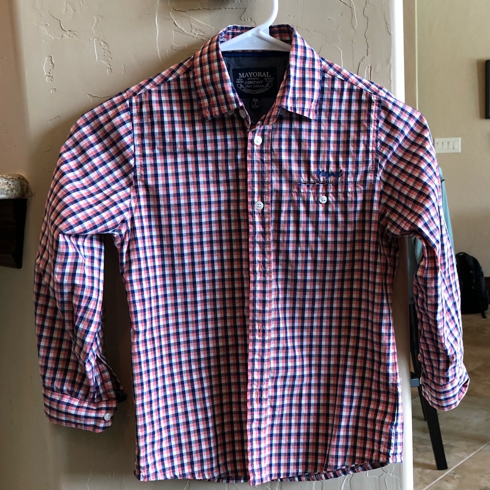 Boys long sleeved button shirt. EUC. Size 7